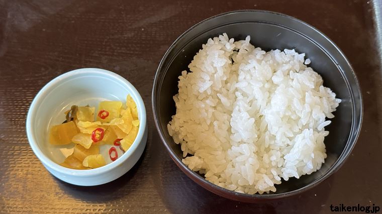 和食さとのランチメニュー 日替わり定食のご飯(小盛り)と漬物
