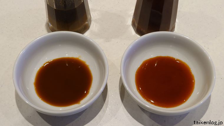 ペッパーランチの辛口(左)と甘口ステーキソース