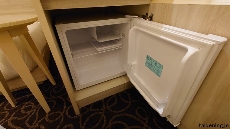 ホテル アクアチッタ ナハのトリプルルームの冷蔵庫