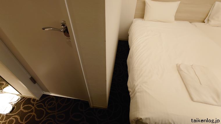 ホテル アクアチッタ ナハのトリプルルームのベッドと壁の隙間