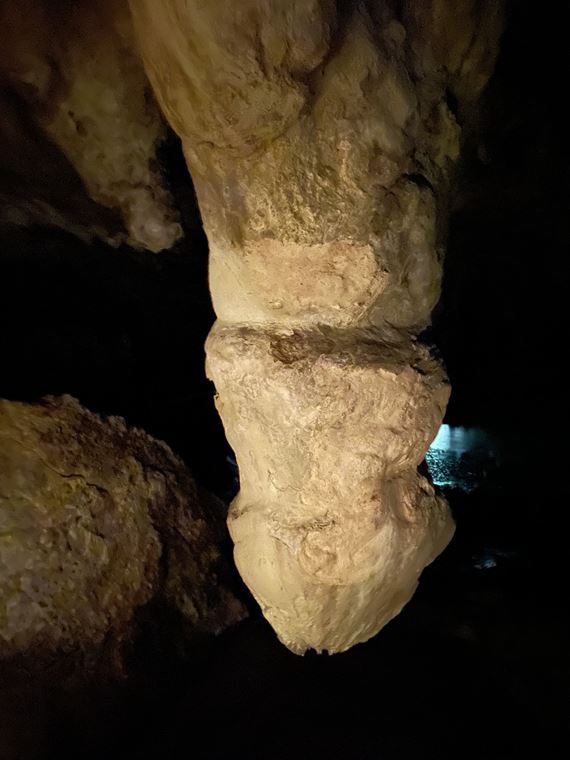 ガンガラーの谷のイキガ洞の内部の石柱 その1