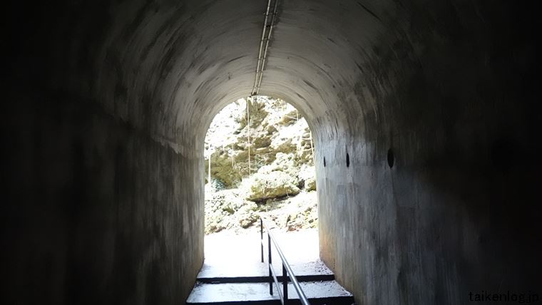 ガンガラーの谷のトンネル出口