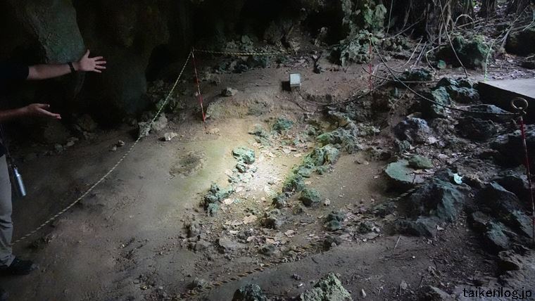 ガンガラーの谷 武芸洞内の発掘痕