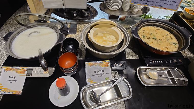 ホテルロコアナハ 朝食ビュッフェのおかゆ、ゆし豆腐、ボロボロジューシー