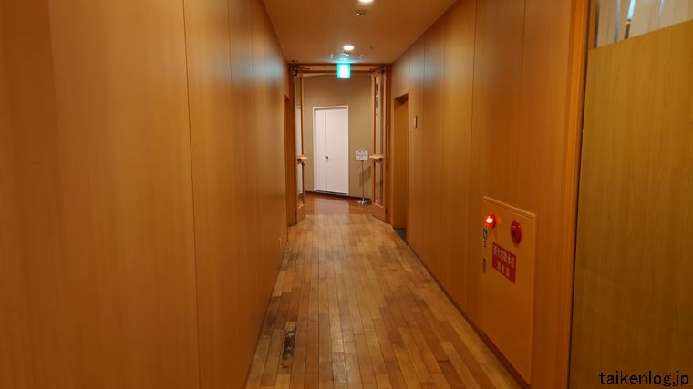ホテルロコアナハの2階にある朝食会場につながる廊下