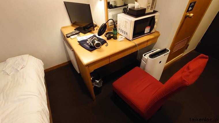 ホテルリブマックスBUDGET那覇泊港 シングルルームの机と椅子