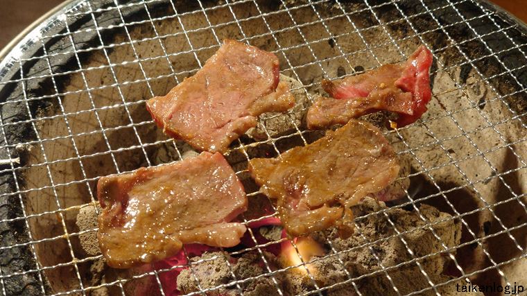 肉匠坂井 食べ放題スタンダードコース(3498円)以上で注文できる「国産牛カルビ」焼き上がったようす