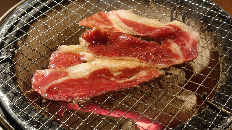 肉匠坂井 食べ放題プレミアムコース(4378円)でしか注文できない「国産牛上ロース」を焼いているようす