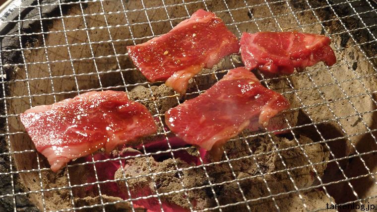 肉匠坂井 食べ放題スタンダードコース(3498円)以上で注文できる「国産牛カルビ」を焼いているようす