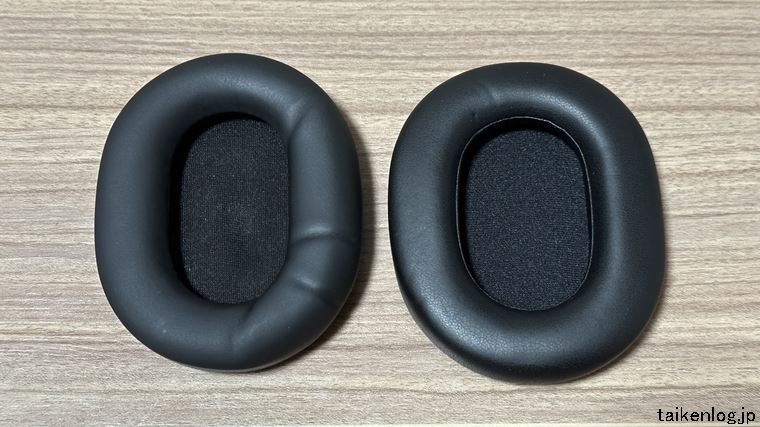 WH-1000XM5用のイヤーパッド表面：左側が純正品、右側がサードパーティー製