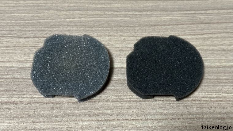 WH-1000XM5用のイヤーカップ内側用のスポンジ：左側が純正品、右側がサードパーティー製