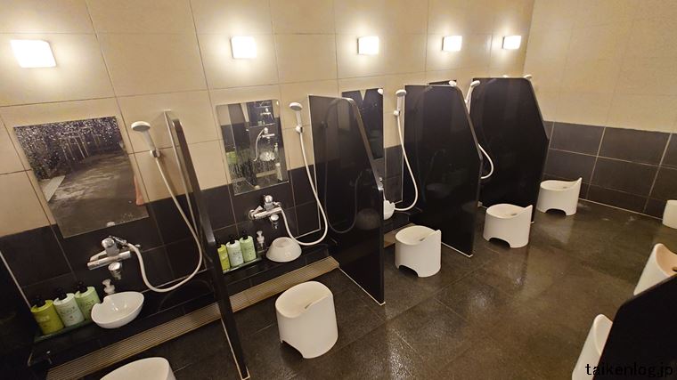 ワイズキャビン&ホテル 那覇国際通り2階 大浴場の洗い場