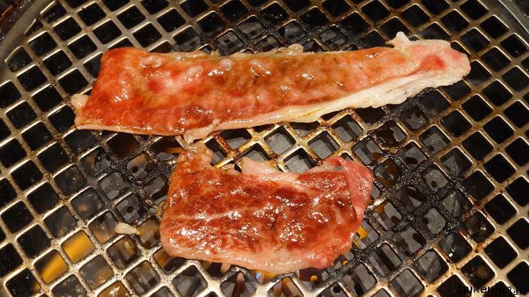 かみむら牧場の食べ放題 和牛マニアコースでしか注文できない「薩摩牛焼きしゃぶカルビ」を焼いているようす