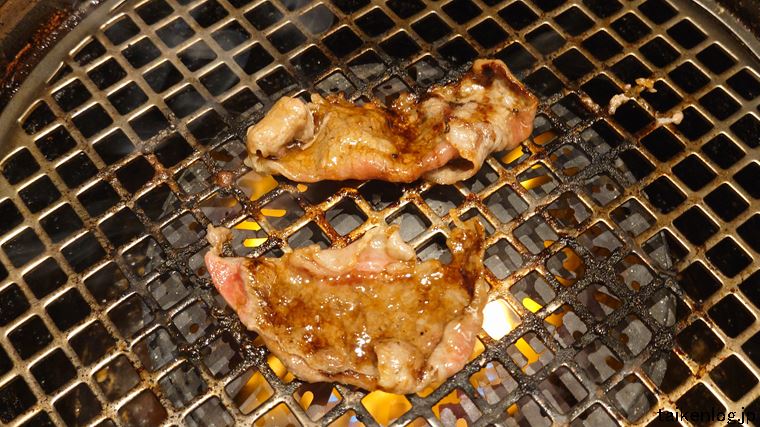 かみむら牧場の食べ放題 和牛マニアコースでしか注文できない「薩摩牛焼きしゃぶカルビ」焼き上がったようす