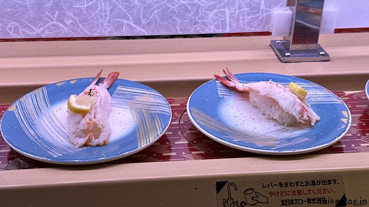 回し寿司 活美登利 回転レーン上の特大ボイル海老もずく塩炙り(税込176円)