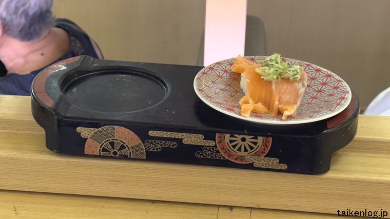 回し寿司 活美登利の上段のオーダー専用レーンに到着した注文商品