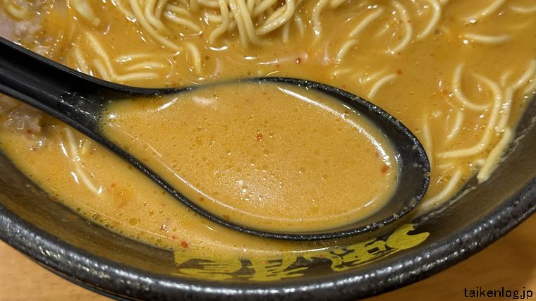 博多風龍 辛味噌とんこつラーメンのスープ