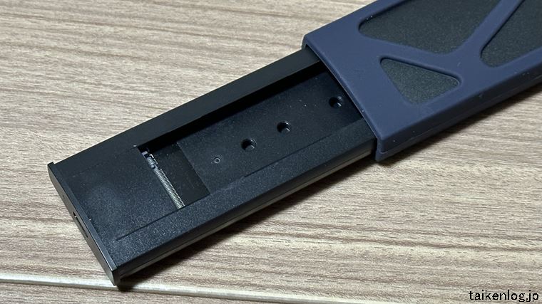 NVMe SSDを着脱する際はケースをスライドさせて内側を露出させる