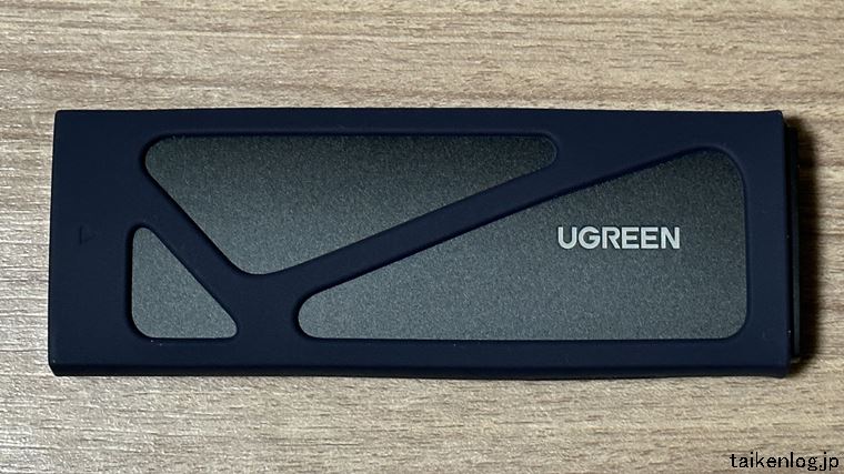 UGREENのM.2 SSD 外付けケースの外観 シリコン製カバーを装着した状態
