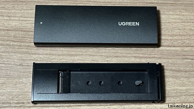 UGREENのM.2 SSD 外付けケースの外側(上)と内側(下)