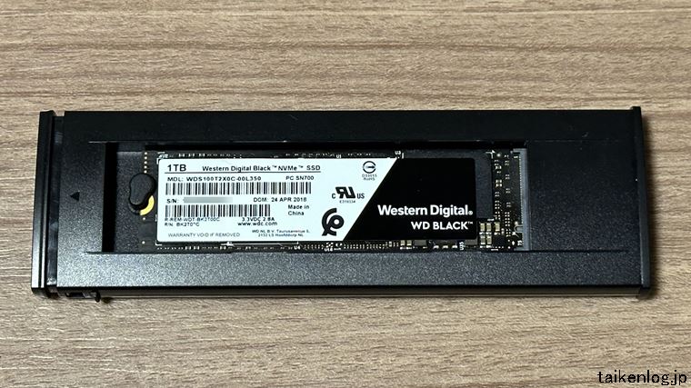 UGREENのM.2 SSD 外付けケースにM.2(Type2280)NVMe SSDを装着した状態