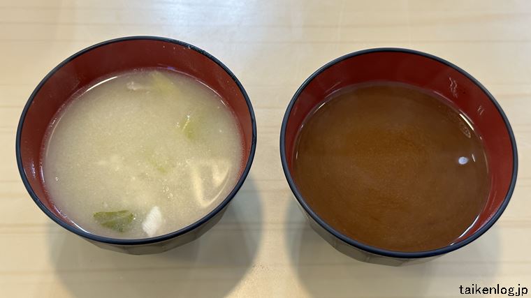 回転寿し活鮮の無料みそ汁バーのあら汁(左)とみそ汁(右)