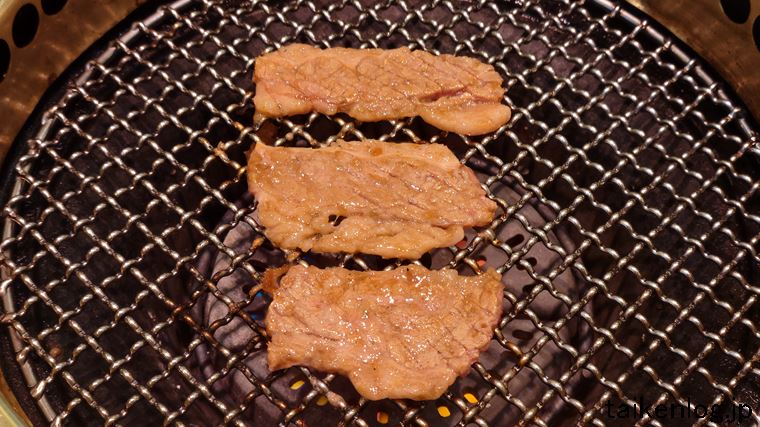 漫遊亭の盛岡冷麺焼肉ランチの漫遊カルビが焼き上がったようす
