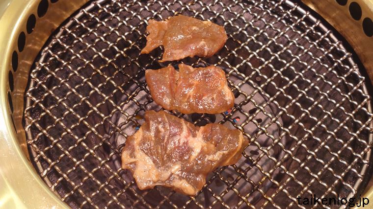 漫遊亭の盛岡冷麺焼肉ランチの特選牛ハラミを焼いているようす