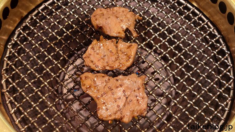 漫遊亭の盛岡冷麺焼肉ランチの特選牛ハラミが焼き上がったようす