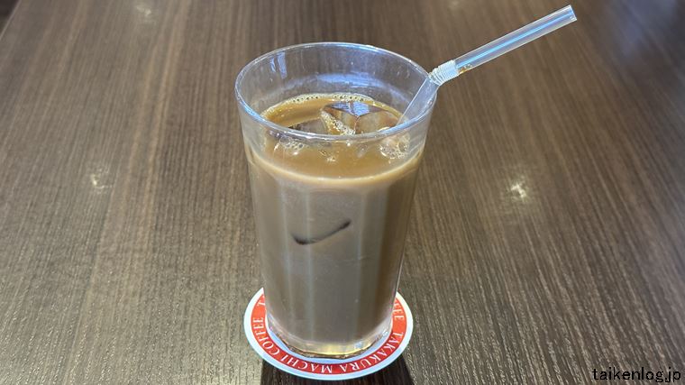 高倉町珈琲のアイスコーヒーにフレッシュを入れた状態