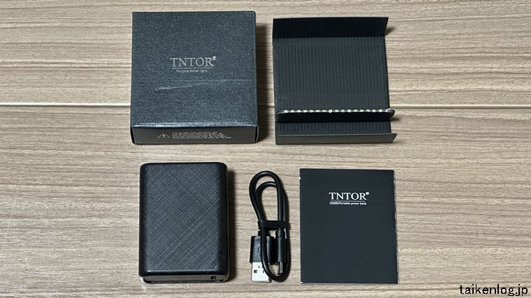 TNTOR モバイルバッテリー 10000mAhの付属品一式