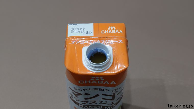 CHABAA マンゴーミックスジュースの栓を開封したようす