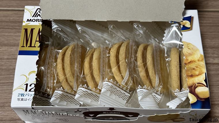 森永 マカダミアナッツクッキーのパッケージを開いたようす