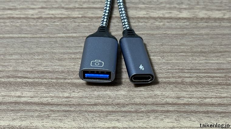 OTG機能付きのUSB Type C 変換アダプタの充電用USB Type-C端子とUSBデバイス接続用のUSB Type-A端子 上面