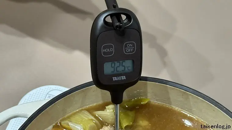 タニタ スティック温度計 TT-583で鍋の温度を測定