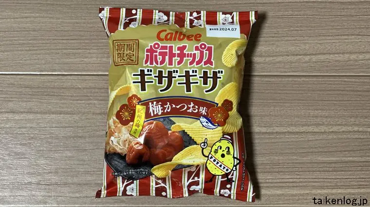 ポテトチップス ギザギザ梅かつお味のパッケージ表面