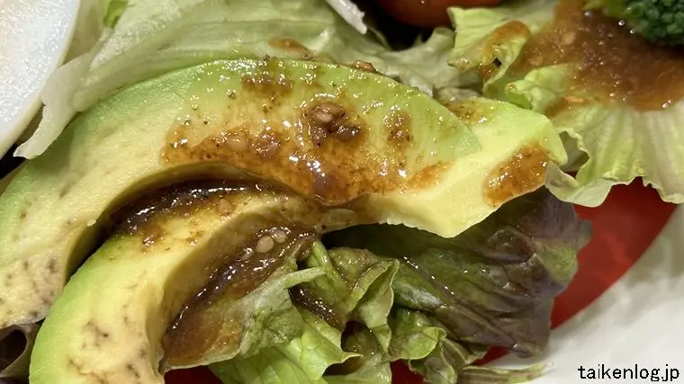 焼肉トラジ チョレギドレッシングを掛けたようす