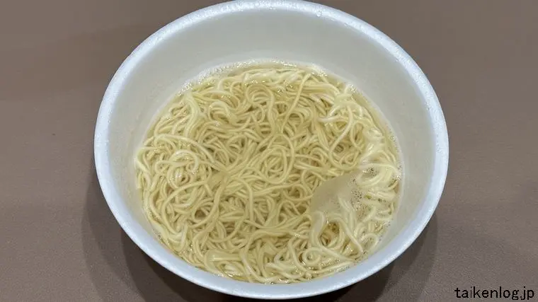 一蘭 カップラーメンに熱湯を入れて4分経った状態