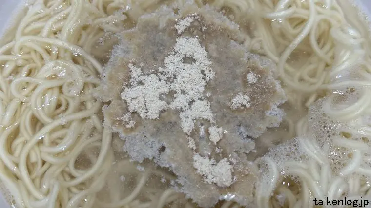 一蘭 カップラーメンに後入れスープ(粉末)を入れた状態