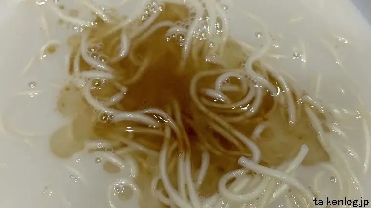 一蘭 カップラーメンに後入れスープ(液体)を入れた状態