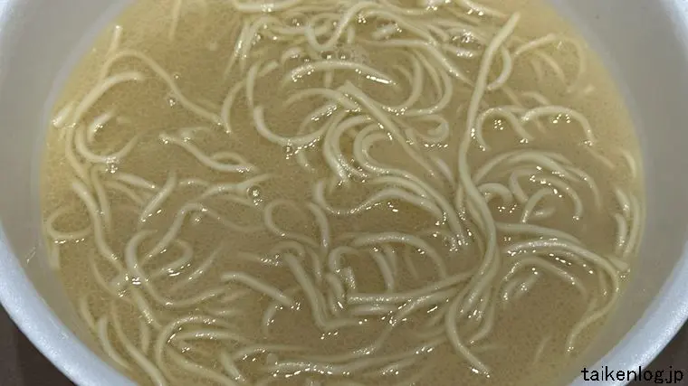 一蘭 カップラーメンに後入れスープ(粉末と液体)を入れて混ぜた状態