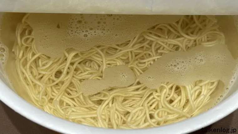 一蘭 カップラーメンに熱湯を入れた状態