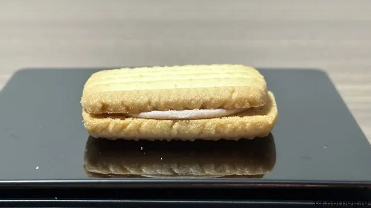 森永製菓 コメダ珈琲店小倉トースト味サンドクッキー 側面