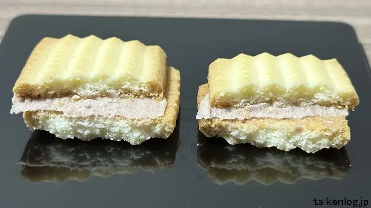 森永製菓 コメダ珈琲店小倉トースト味サンドクッキーの断面