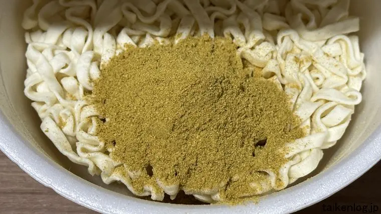 明星 ふぅどデリバリー 道の駅うずしお 淡路島産たまねぎカレーうどんに粉末スープを入れた状態