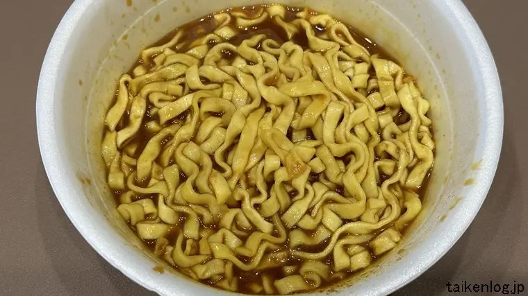 明星 ふぅどデリバリー 道の駅うずしお 淡路島産たまねぎカレーうどんに粉末スープと熱湯を入れて5分経った状態