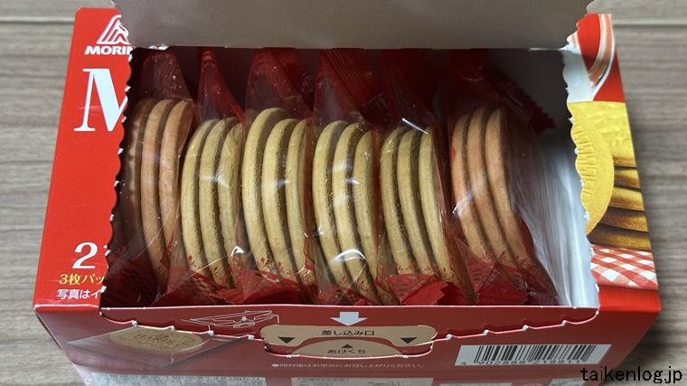 森永製菓 マリービスケットのパッケージを開いたようす