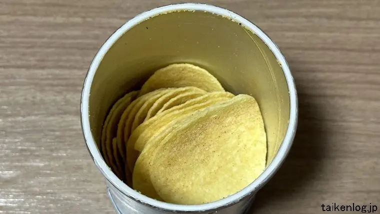 プリングルズ アメリカンバーベキューのパッケージの蓋を開封した状態