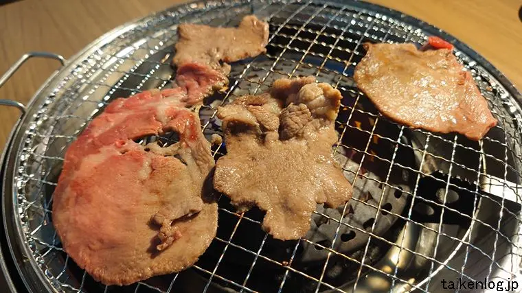 焼肉五苑 名護店のプレミアム寿コース利用時に注文できる「上牛タン」焼き上がったようす