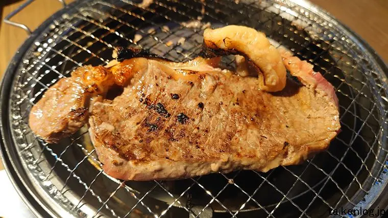 焼肉五苑 名護店のプレミアム寿コース利用時に注文できる「サーロインステーキ」焼き上がったようす